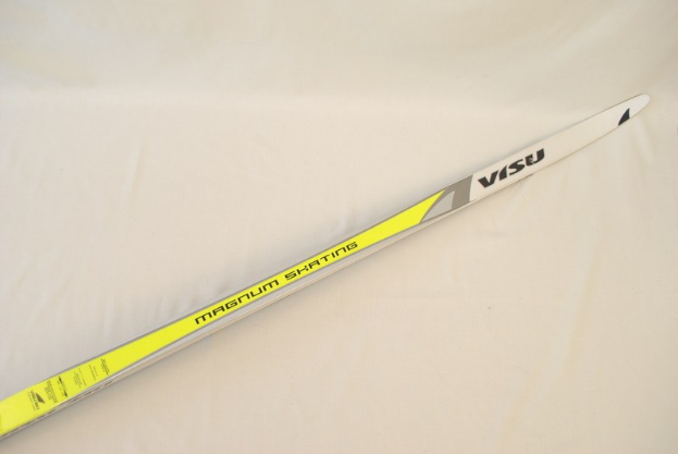 Nahaufnahme eines Paares Skier mit Text darauf auf einem weißen Tuch.