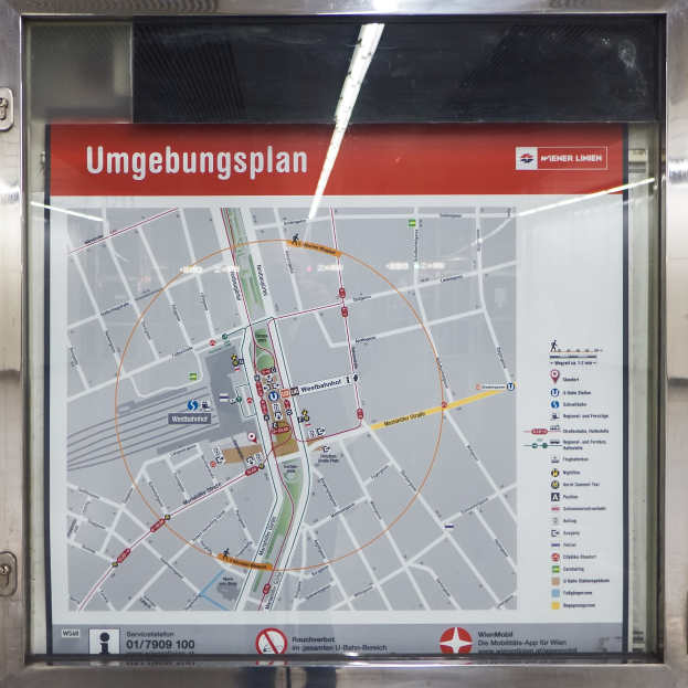 Ein detaillierter U-Bahn-Halteplan von München, Deutschland, auf einer Glasplatte angezeigt, der die Stadtrouten zeigt.