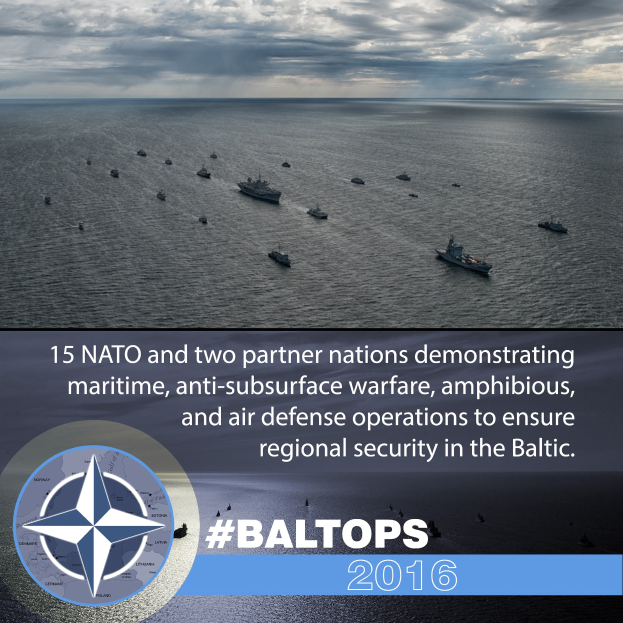 Gruppe von Schiffen auf dem Wasser mit bewölktem Himmel, Text und Logo unten mit der Aufschrift "15 NATO und zwei Partnerländer demonstrieren maritime, anti-unterwasserkriegsführende, amphibische und Luftverteidigung Operationen, um die regionale Sicherheit im Baltikum zu gewährleisten".