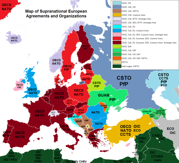 Eine Karte von Europa mit verschiedenen Farben, die Länder und ihre jeweiligen Vereinbarungen und Organisationen darstellen, begleitet von Text, der die Länderamen und beteiligten Länder beschreibt.