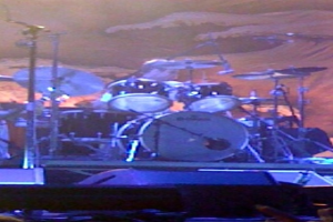 Eine Person sitzt hinter einem Schlagzeug mit verschiedenen Drogen davor.