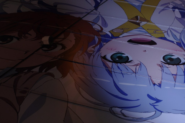 Zwei Anime-Charaktere, einer auf der linken und einer auf der rechten Seite, sind im Vordergrund.