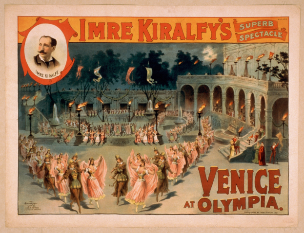 Plakat für Imre Kiralfys Super-Spektakel in Venedig bei Olympia, das kostümierte Menschen vor einem gebogenen und säulengeschmückten Gebäude mit Laternenmasten und Bäumen im Hintergrund zeigt.