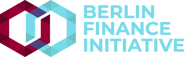 Logo der Berlin Finance Initiative mit einem blauen Kreis mit weißer Umrandung und einem weißen 'B' in der Mitte, umgeben von einem weißen Ring mit blau-weißem Karomuster, und dem Text 'Berlin Finance Initiative' in fetter schwarzer Schrift auf weißem Hintergrund.