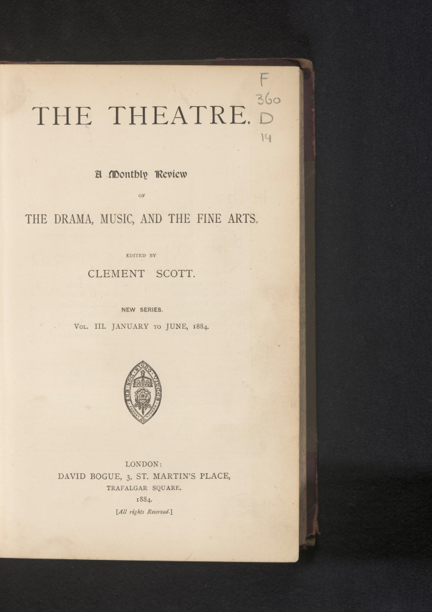 Offenes Buch mit dem Titel "The Theatre: A Monthly Review of the Drama, Music, and the Fine Arts" mit einer Seite mit Text und Logo.