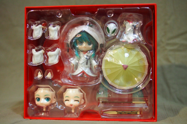 Eine Schachtel mit verschiedenen Spielwaren.