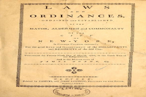 Titelblatt eines alten Buches mit dem Titel "Gesetze und Verordnungen, erlassen und festgesetzt von dem Bürgermeister, Alderman und Commonalty der Stadt New York."