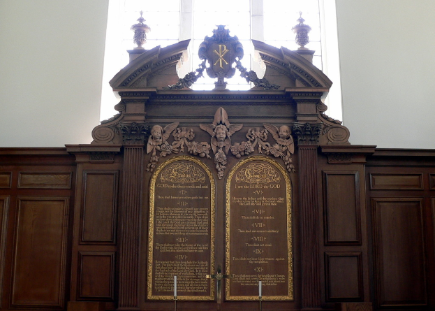 Museumstafel mit Text und Skulpturen