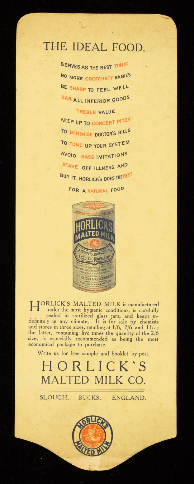 Schwarze und weiße Anzeige für Horlicks Malted Milk Co. auf altem Papier mit Text auf dunklem Hintergrund.