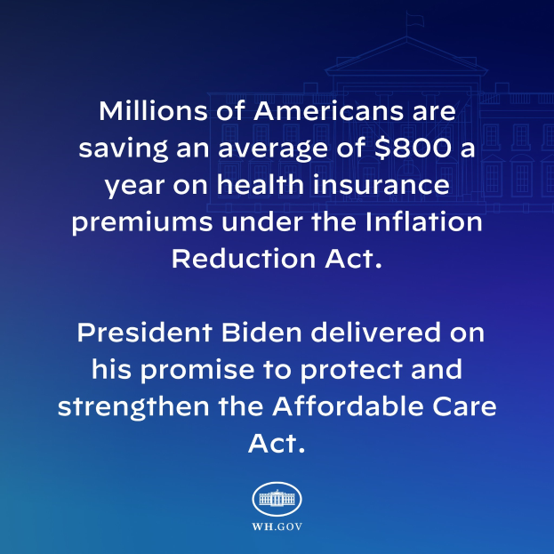 Blauer Hintergrund mit weißer Schrift, die besagt, dass Millionen von Amerikanern durchschnittlich 800 USD pro Jahr an Gesundheitsversicherungsprämien unter dem Inflation Reduction Act sparen, mit einem Logo.