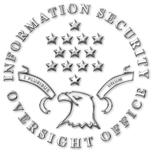 Ein Schild mit einem Adlersymbol in der Mitte, umgeben von einem Lorbeerkranz und der Aufschrift "Information Security Oversight" in fetter, schwarzer Schrift, vor einem weißen Hintergrund.