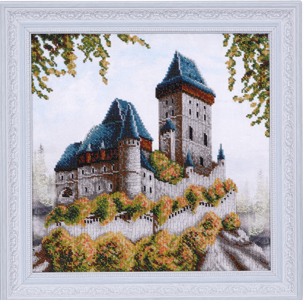 Ein Holzhausrahmen steht in einem offenen Bereich.