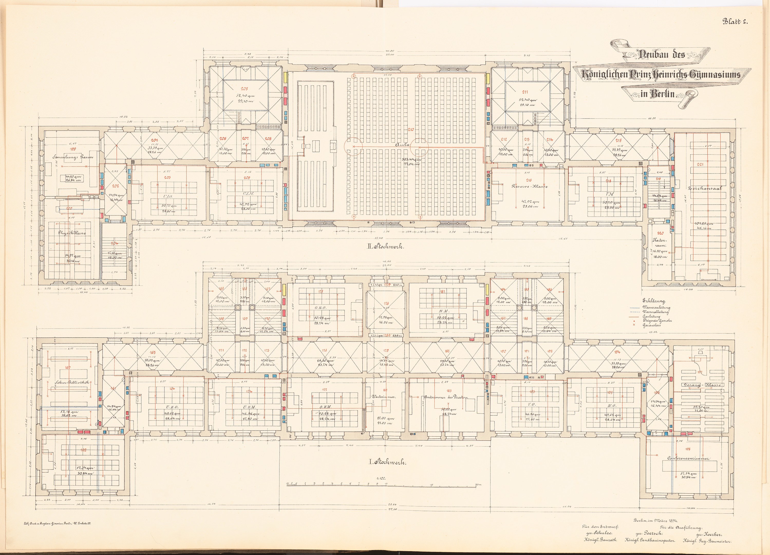 Offenes Buch mit detailliertem Grundriss des Berliner Olympischen Gymnasiums mit begleitendem Text, der dessen Layout beschreibt.