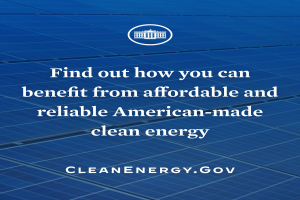 Plakat mit einem blauen Kreis-Logo, das einen weißen Stern und weißen Text mit der Aufschrift "Erfahren Sie, wie Sie von erschwinglicher und zuverlässiger amerikanischer sauberer Energie profitieren können" auf einem hellblauen Hintergrund zeigt.