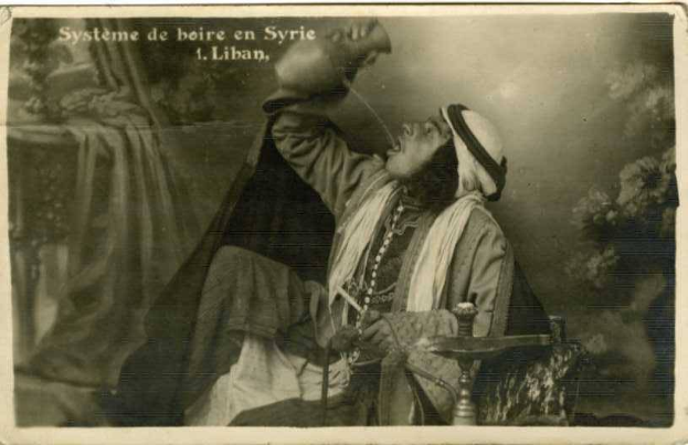 Schwarz-weißes Foto eines Mannes in traditioneller arabischer Kleidung, der ernsthaft aus einem Krug trinkt, mit 'Arabisch' oben.