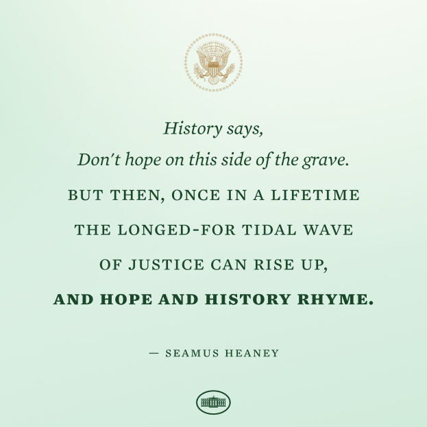 Ein Plakat mit einem Zitat von Seamus Heaney, das ein Schild-Logo mit einem Stern enthält, umgeben von einem Kranz aus Blättern und Blumen.