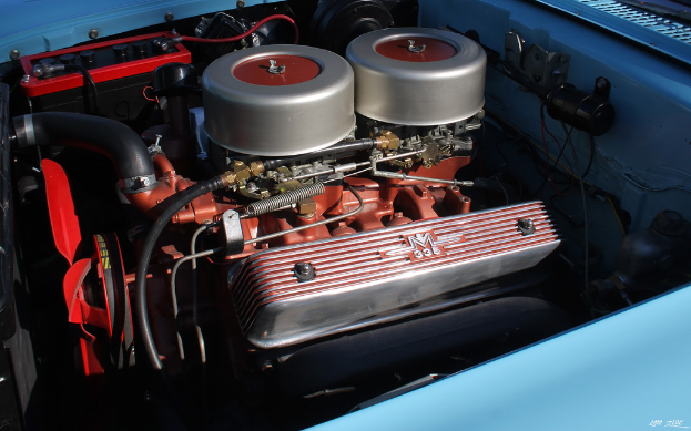 Eine Maschine mit verschiedenen Drähten, Rohren und anderen Objekten daran befestigt.