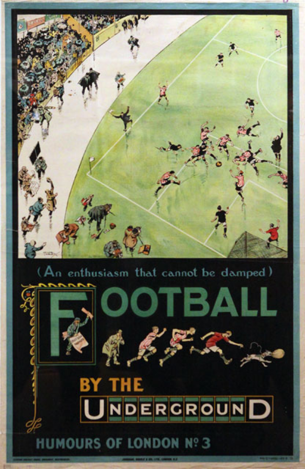 Ein Vintage-Plakat, das ein Fußballspiel mit dem Titel "Football by the Underground - Humours of London No. 3" ankündigt, zeigt eine Menge von Zuschauern in einem Stadion.