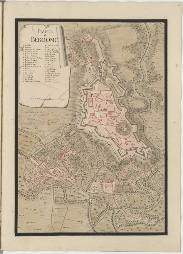 Ein altes Buch mit einer detaillierten Karte von Bergamo, Italien, das sichtbare Straßen, Gebäude und Sehenswürdigkeiten zeigt und von Texten über die Bevölkerung, Geschichte und Kultur der Stadt begleitet wird.