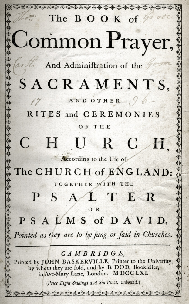 Ein abgenutztes, offenes Buch mit dem Titel "The Book of Common Prayer and Administration of the Sacraments, Rites and Ceremonies of the Church of England", das eine Seite mit schwarzer Tinte zeigt.