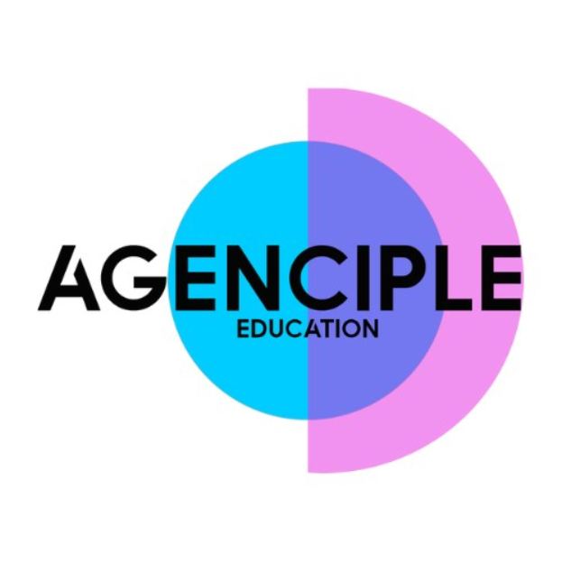 Ein weißer Hintergrund mit einem bunten Kreis in der Mitte, der den Text "Agence Education" in fetter schwarzer Schrift enthält, unterteilt in blau und pink mit einem dünnen schwarzen Rand und einem Podcast-Logo in der rechten unteren Ecke.