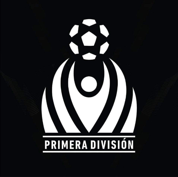 Schwarzer und weißer Fussball mit 'Primera Division' in fetter weißer Schrift über dem Ball, umrandet von einem weißen Kreis mit schwarzem Rand auf schwarzem Hintergrund.