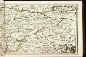 Offenes Buch mit einer detaillierten Karte von Bayern mit beschrifteten Städten, Dörfern, Flüssen und geografischen Merkmalen.