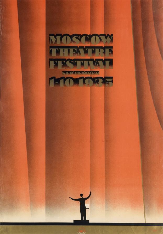 Plakat für das Moskauer Theatrefest 1935 mit einer Person vor einem Vorhang