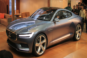 Volvo-Konzeptfahrzeug mit glänzendem Schwarz, Chromakzenten und modernem Design auf der IAA in Frankfurt präsentiert, umgeben von bewundernden Besuchern.