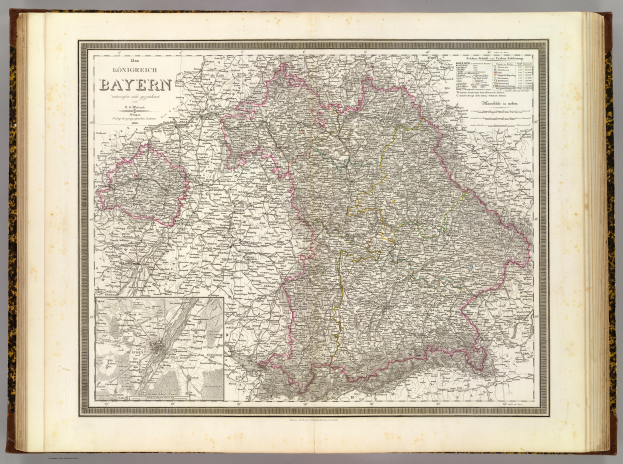 Ein altes Buch mit einer detaillierten Karte von Bayern, die Städte, Ortschaften und geografische Merkmale zeigt, mit begleitendem Text, der zusätzliche Informationen bietet.