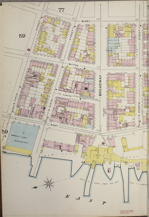 Ein altes Buch mit einer detaillierten Karte von New York City, das Straßen, Gebäude und Sehenswürdigkeiten zeigt.