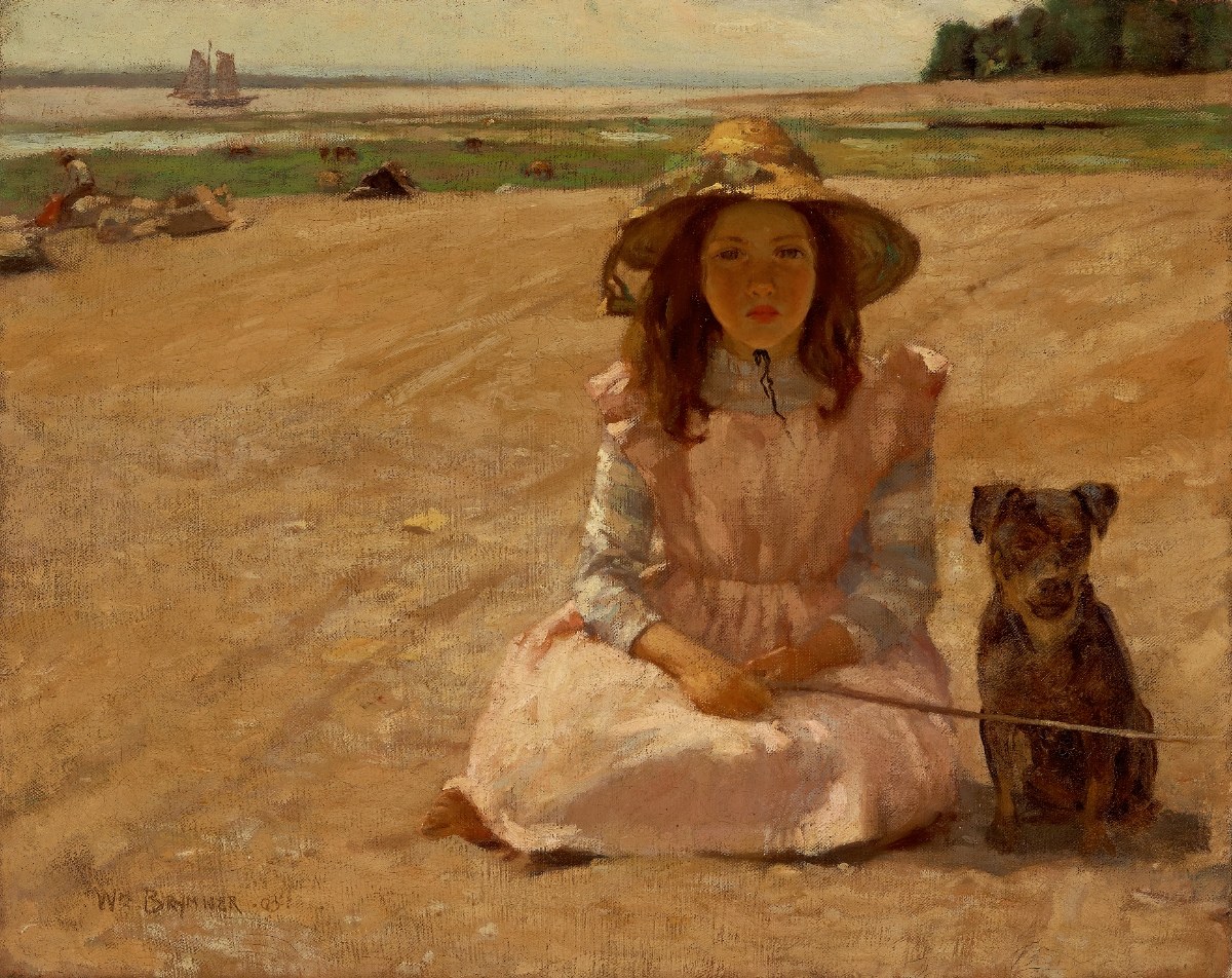 Ein junges Mädchen in einem Hut sitzt am Strand und hält einen Stock, während ihr Hund in der Nähe ist, und ein Boot schwebt auf dem Wasser hinter Bäumen unter einem bewölkten Himmel, mit Text am unteren Rand.