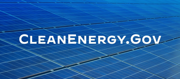 Ein Gitter aus blauen Solarpanelen mit dem weißen Text "Clean Energy Gov" in der Mitte der Panelen.