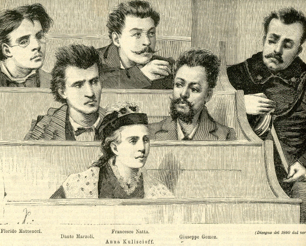 Eine Gruppe von Menschen sitzt in einem Gerichtssaal, mit einer Frau in der Mitte, und Text unten auf dem Bild.