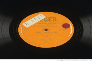 Eine schwarze Vinyl-Schallplatte mit einem orangen Etikett, auf dem "Mozart - Long Playing Fifties" steht.