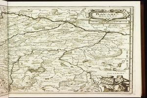 Ein aufgeschlagenes Buch mit einer detaillierten Karte von Bayern, auf der Städte, Ortschaften, Flüsse und andere geografische Merkmale verzeichnet sind.