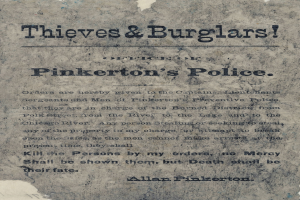 Plakat mit fetter schwarzer Schrift "Diebe & Einbrecher Pinkerton's Police" in der Mitte auf einem weißen Hintergrund, umrahmt von einem schmalen schwarzen Rand.