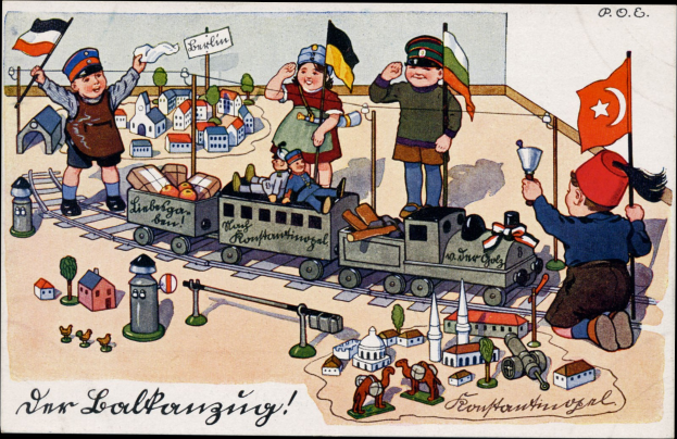 Kinder spielen mit einem Spielzeughahn auf einem Bahngeleise, umgeben von Häusern und Bäumen, mit Text unten.