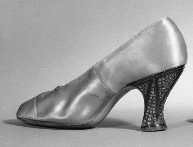 Schwarz-weißes Foto eines Paares glänzender High Heels aus den 1930er Jahren.