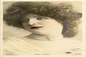 Ein altes Foto einer Frau in einem weißen Kleid und einer zarten Kette, mit einem sanften Ausdruck und einem klassischen Haarknoten, mit einem Wasserzeichen.