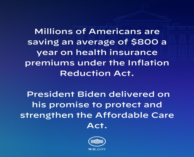 Blauer Hintergrund mit weißer Schrift, die besagt, dass Millionen von Amerikanern durchschnittlich $800 im Jahr an den Gesundheitsversicherungsprämien unter dem Inflation Reduction Act sparen, begleitet von einem Logo.