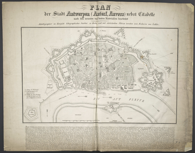 Ein altes Buch mit einer detaillierten Karte von Berlin auf dem Cover, das Straßen, Gebäude und Sehenswürdigkeiten zeigt, begleitet von Texten über die Bevölkerung und Merkmale der Stadt.