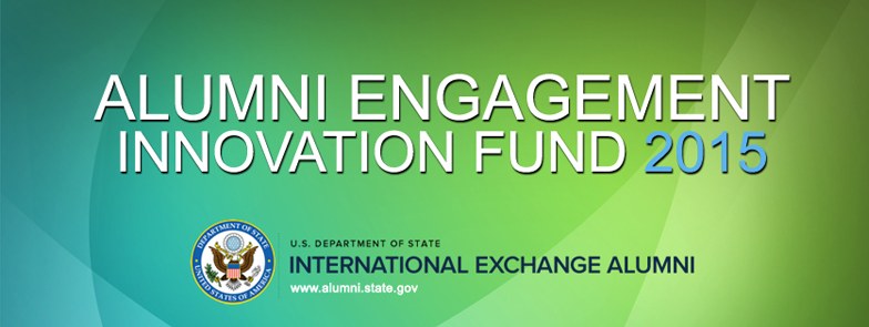 Grüner Hintergrund mit zentrierter weißer Schrift, die "Alumni Engagement Innovation Fund 2015" liest, und einem blauen kreisförmigen Logo mit weißer Umrandung und einem weißen Stern in der Mitte.