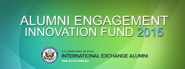 Grüner Hintergrund mit zentrierter weißer Schrift, die "Alumni Engagement Innovation Fund 2015" liest, und einem blauen kreisförmigen Logo mit weißer Umrandung und einem weißen Stern in der Mitte.