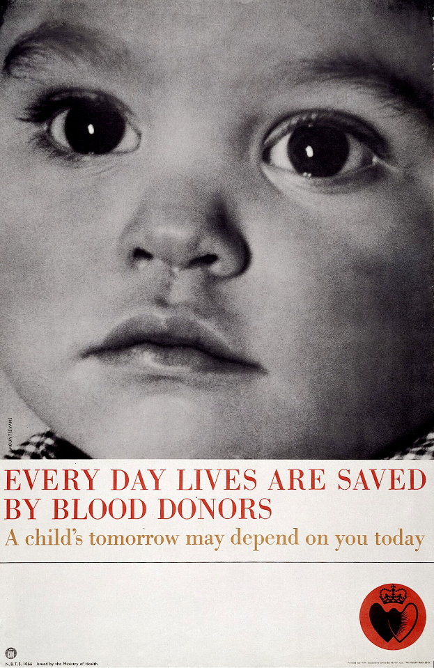 Ein Plakat mit dem Bild eines ernsten Kindes und der Aufschrift "Jeden Tag werden durch Blutspender Leben gerettet" in fetter, schwarzer Schrift.