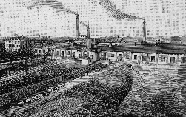 Schwarze und weiße Zeichnung einer Fabrik mit rauchenden Schornsteinen, umgeben von Gebäuden, Bäumen, Pflanzen, Pfählen und Bahnschienen, mit dem Text '1892 - die Fabrik des Eisenerzes' unten.
