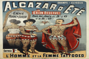 Ein Plakat in Paris, das eine Tattoo-Studio bewirbt und einen Mann und eine Frau mit sichtbaren Tattoos zeigt, die nebeneinander stehen und den Salon ankündigen.