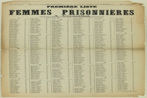 Ein altes, vergilbtes Buch mit einer Liste von Frauenhäftlingsnamen in zwei Spalten, mit schwarzer Tinte auf brüchigem Papier.