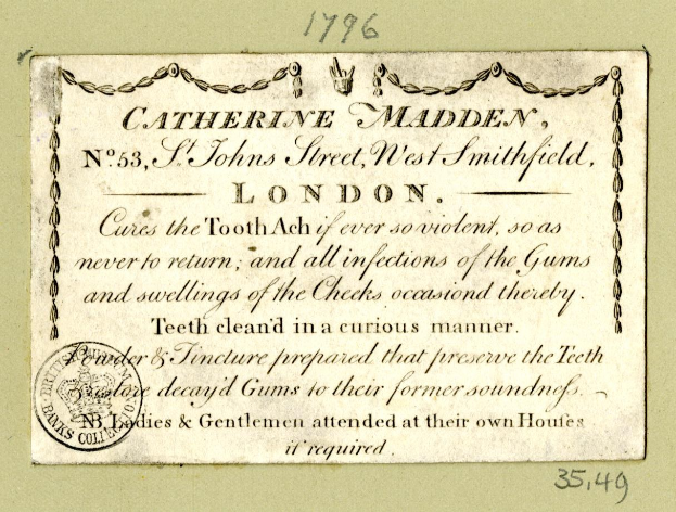 Alte Visitenkarte mit Stempel und teilweise sichtbarem Text.