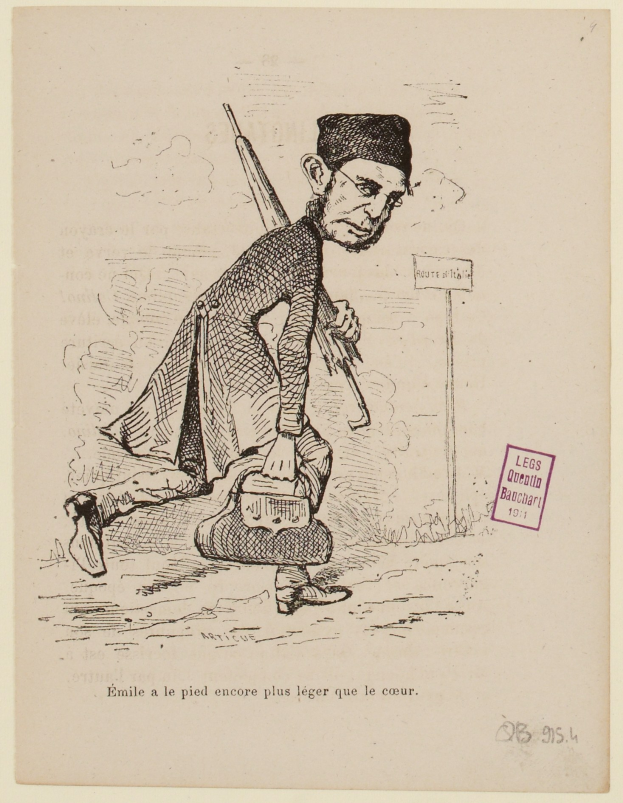 Ein Mann mit einer Waffe in der einen Hand und einer Tasche in der anderen, der vor einer Tafel mit Text steht und einen entschlossenen Gesichtsausdruck hat.